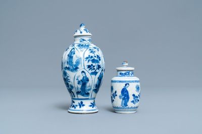 Deux petits vases couverts en porcelaine de Chine en bleu et blanc à décor de longues dames, Kangxi
