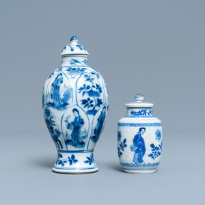 Deux petits vases couverts en porcelaine de Chine en bleu et blanc à décor de longues dames, Kangxi — photo 1