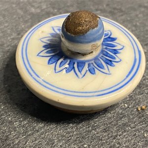 Deux petits vases couverts en porcelaine de Chine en bleu et blanc à décor de longues dames, Kangxi — photo 11