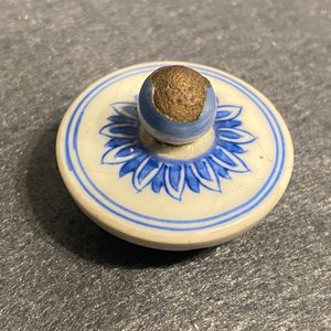 Deux petits vases couverts en porcelaine de Chine en bleu et blanc à décor de longues dames, Kangxi — photo 12