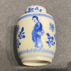 Deux petits vases couverts en porcelaine de Chine en bleu et blanc à décor de longues dames, Kangxi — photo 15