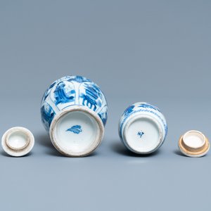 Deux petits vases couverts en porcelaine de Chine en bleu et blanc à décor de longues dames, Kangxi — photo 6