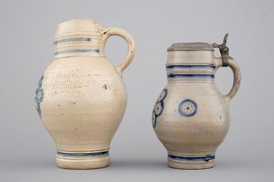 Deux pichets en grès de Westerwald avec un décor incisé et un avec un couvercle en étain, 17ème