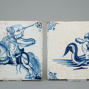 Deux pichets et deux carreaux en faïence de Delft, 17/18ème — photo 8