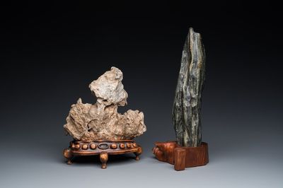 Deux pierres de lettrés ou 'gongshi' sur socles en bois, Chine, Ming ou postérieur