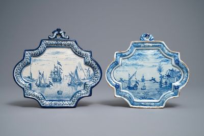 Deux plaques aux sujets maritimes en faïence de Delft en bleu et blanc, 18ème
