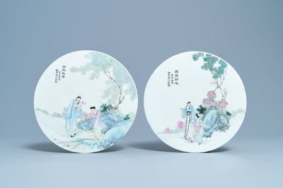 Deux plaques de forme ronde en porcelaine de Chine famille rose, République