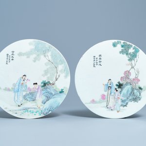 Deux plaques de forme ronde en porcelaine de Chine famille rose, République — photo 1