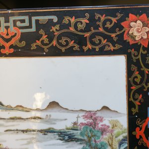 Deux plaques en porcelaine de Chine famille rose dans un coffre laqué, marques de Wang Yeting, 19/20ème — photo 18