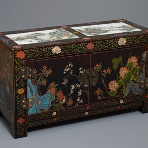 Deux plaques en porcelaine de Chine famille rose dans un coffre laqué, marques de Wang Yeting, 19/20ème — photo 2