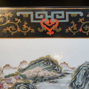 Deux plaques en porcelaine de Chine famille rose dans un coffre laqué, marques de Wang Yeting, 19/20ème — photo 23