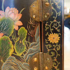 Deux plaques en porcelaine de Chine famille rose dans un coffre laqué, marques de Wang Yeting, 19/20ème — photo 27