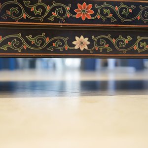 Deux plaques en porcelaine de Chine famille rose dans un coffre laqué, marques de Wang Yeting, 19/20ème — photo 39