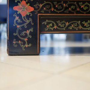 Deux plaques en porcelaine de Chine famille rose dans un coffre laqué, marques de Wang Yeting, 19/20ème — photo 40