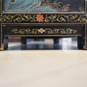 Deux plaques en porcelaine de Chine famille rose dans un coffre laqué, marques de Wang Yeting, 19/20ème — photo 43