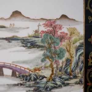 Deux plaques en porcelaine de Chine famille rose dans un coffre laqué, marques de Wang Yeting, 19/20ème — photo 48