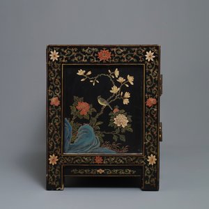 Deux plaques en porcelaine de Chine famille rose dans un coffre laqué, marques de Wang Yeting, 19/20ème — photo 6