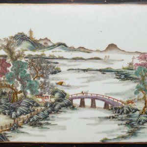 Deux plaques en porcelaine de Chine famille rose dans un coffre laqué, marques de Wang Yeting, 19/20ème — photo 7