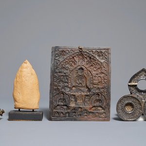Deux plaques votives, une amulette en argent incrustée de corail et un groupe en bronze, Tibet, 18/19ème — photo 3