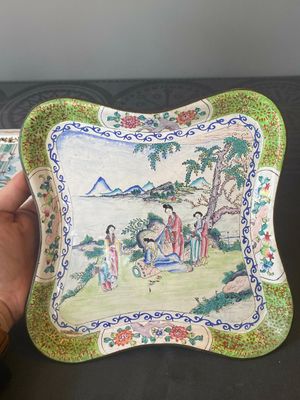 Deux plateaux de forme carrés en émaux de Canton à décor narratif, marque de Shou 壽, Chine, 18/19ème — photo 16