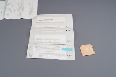 Deux plateaux de forme carrés en émaux de Canton à décor narratif, marque de Shou 壽, Chine, 18/19ème — photo 5