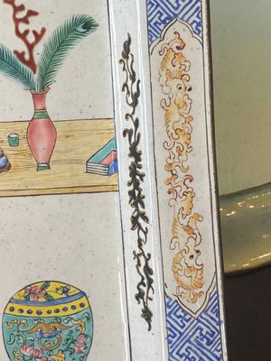 Deux plateaux de forme carrés en émaux de Canton à décor narratif, marque de Shou 壽, Chine, 18/19ème — photo 9