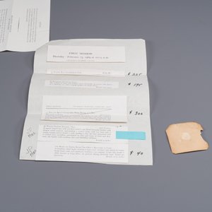 Deux plateaux de forme carrés en émaux de Canton à décor narratif, marque de Shou 壽, Chine, 18/19ème — photo 5