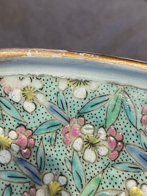 Deux plats à barbe de forme ovale en porcelaine de Chine famille rose, Yongzheng — photo 19