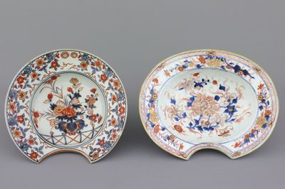 Deux plats à barbe en porcelaine de Chine Imari, 18e