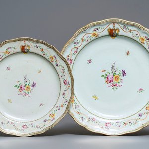 Deux plats armoriés en porcelaine de Chine famille rose pour le marché portugais, Qianlong — photo 1