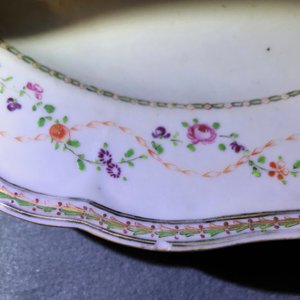 Deux plats armoriés en porcelaine de Chine famille rose pour le marché portugais, Qianlong — photo 4