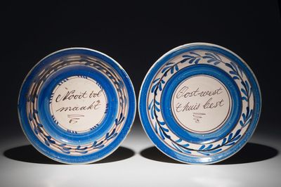 Deux plats aux proverbes en faïence de Makkum, la Frise, 1ère moitié du 19ème