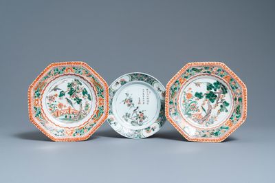 Deux plats de forme octagonale et une assiette en porcelaine de Chine famille verte, Kangxi