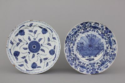 Deux plats en faïence de Delft, bleu et blanc, 18e