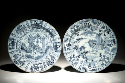 Deux plats en faïence de Delft bleu et blanc aux décors chinoiserie de personnages, 2ème moitié du 17ème