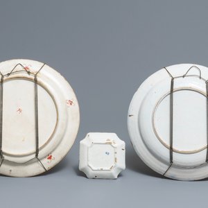 Deux plats en faïence de Delft doré et palette cachemire et une petite coupe à décor de chinoiserie, 18ème — photo 2
