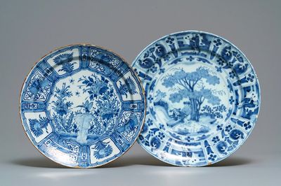Deux plats en faïence de Delft en bleu et blanc à décor de chinoiserie, 17/18ème