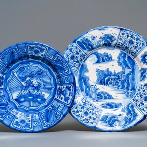 Deux plats en faïence de Delft en bleu et blanc à décor de chinoiserie, fin du 17ème — photo 1