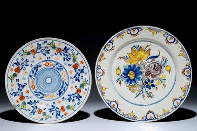 Deux plats en faïence de Delft polychrome, 18ème