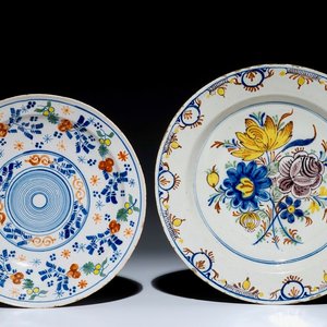 Deux plats en faïence de Delft polychrome, 18ème — photo 1