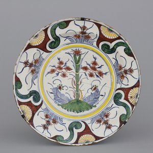 Deux plats en faïence polychrome de Delft, 17e-18e — photo 2