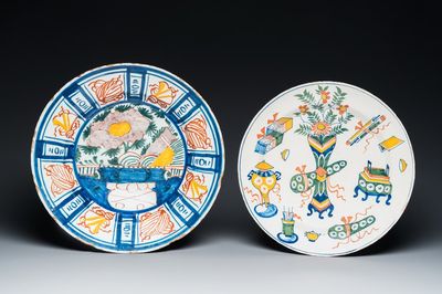 Deux plats en faïence polychrome de Delft, 18ème