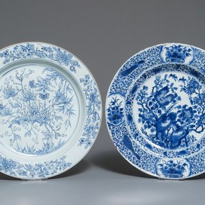 Deux plats en porcelaine de Chine bleu et blanc aux décors floraux, Kangxi et Qianlong — photo 1