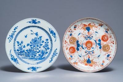 Deux plats en porcelaine de Chine bleu et blanc et de style Imari, Kangxi et Qianlong