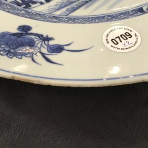 Deux plats en porcelaine de Chine bleu et blanc et de style Imari, Kangxi et Qianlong — photo 3
