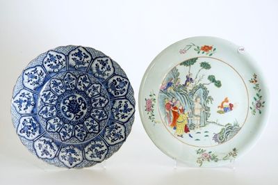 Deux plats en porcelaine de Chine bleu et blanc et famille rose, Kangxi et après