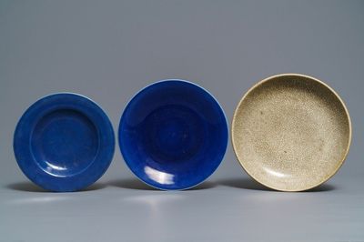 Deux plats en porcelaine de Chine bleu monochrome et un de type ge, 18/19ème