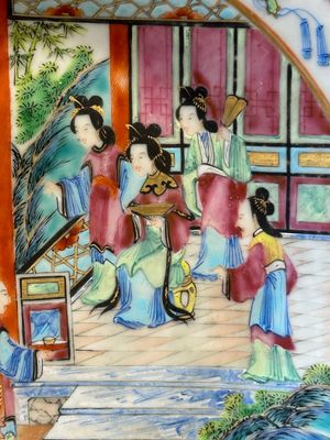 Deux plats en porcelaine de Chine Canton famille rose à décor figuratif, 19ème — photo 14