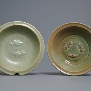 Deux plats en porcelaine de Chine céladon de Longquan à décor de poissons, Ming — photo 1