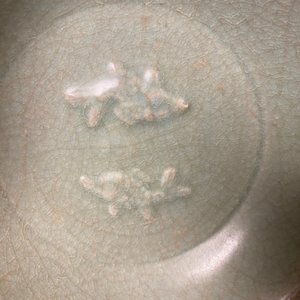 Deux plats en porcelaine de Chine céladon de Longquan à décor de poissons, Ming — photo 4